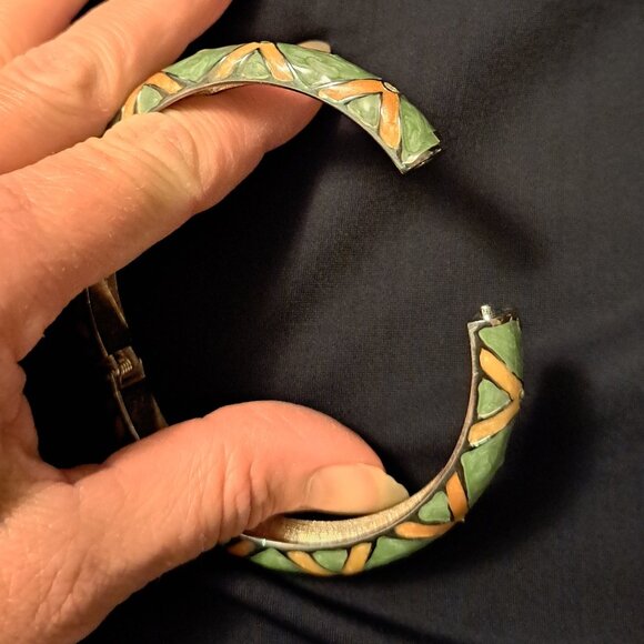 Vintage Hinged Enamel Bangle Bracelet Green W/X Details and Rhinestone - Picture 3 of 6